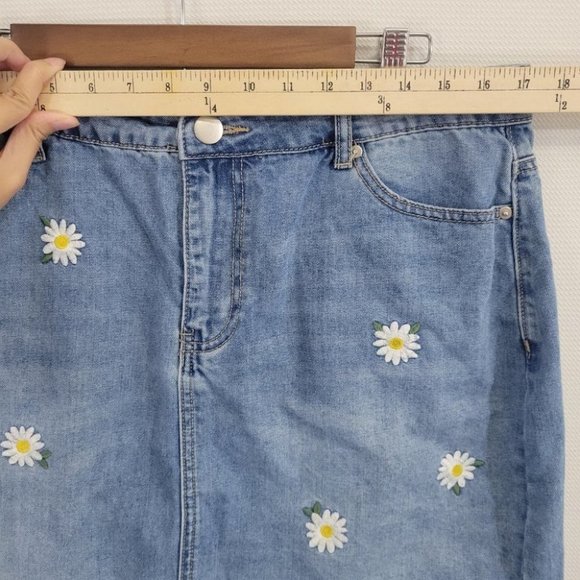 Forever 21 Plus Dais Embroidered Denim Skirt size 0X - Picture 12 of 13